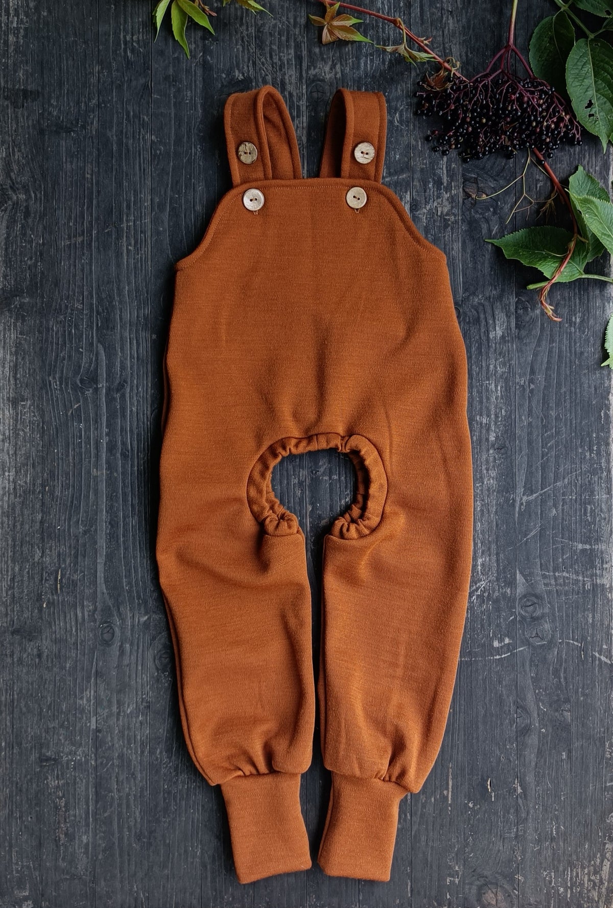 Diaper-free knitted dungarees 