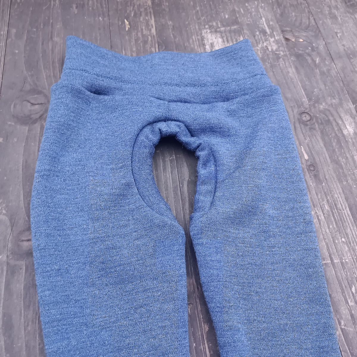 Keeping leggings made of pure wool 